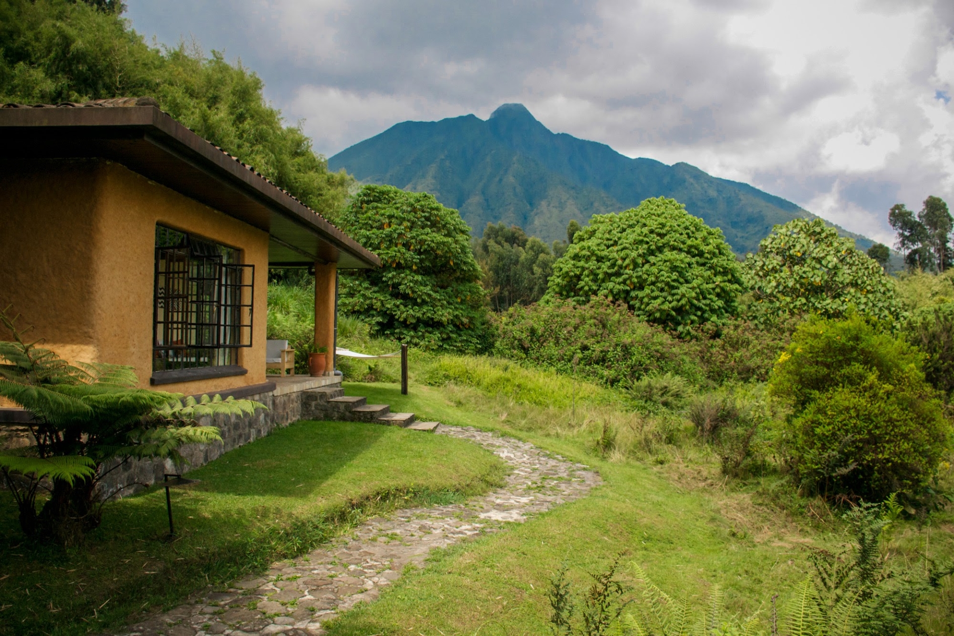 Outside view - Sabyinyo Silverback Lodge