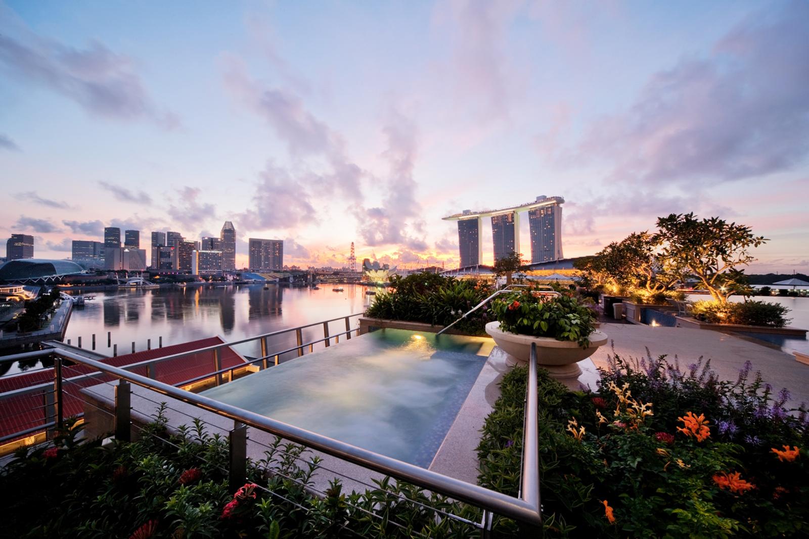 Jacuzzi on the roof - The Fullerton Bay