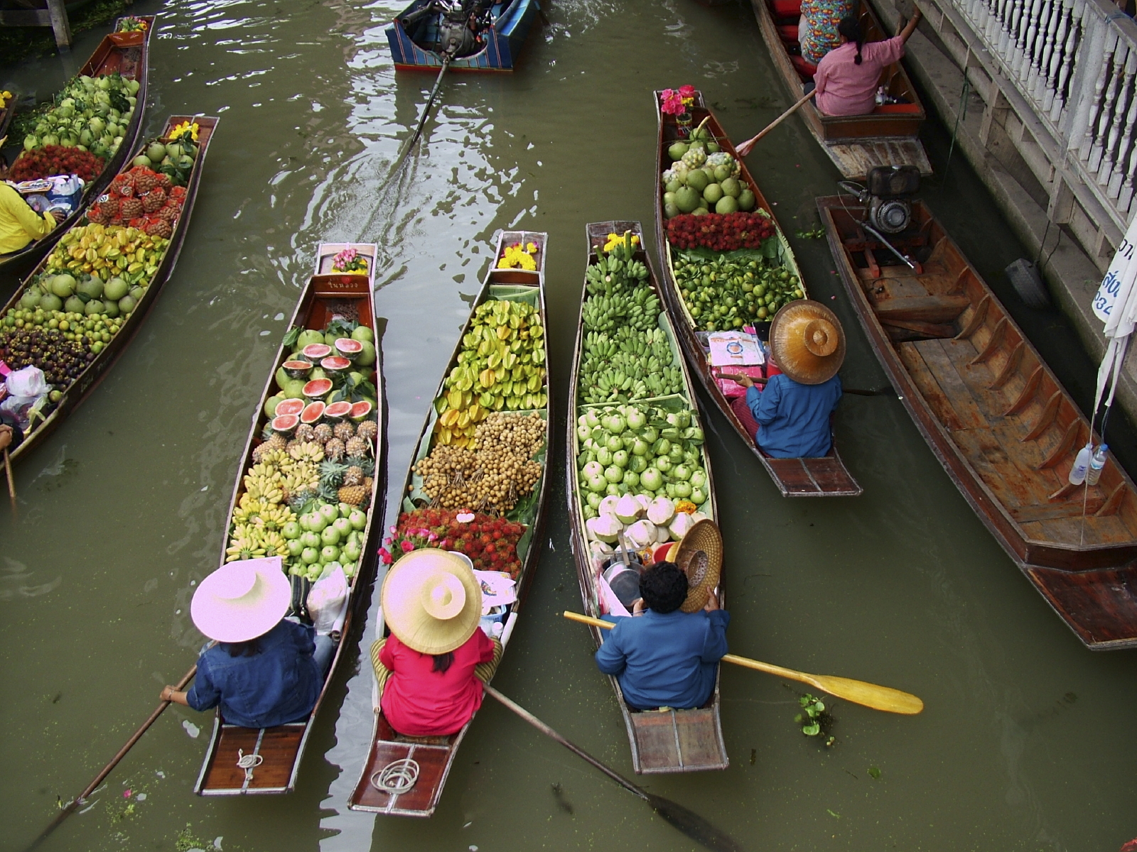 Boats heading to Market - Simply Thailand