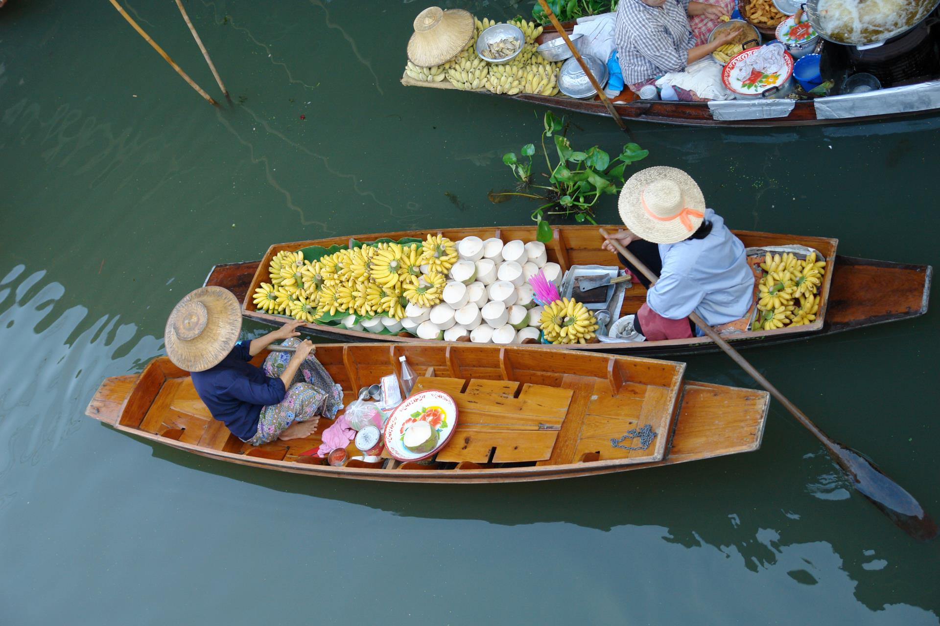 Experience Bangkoks floating markets 