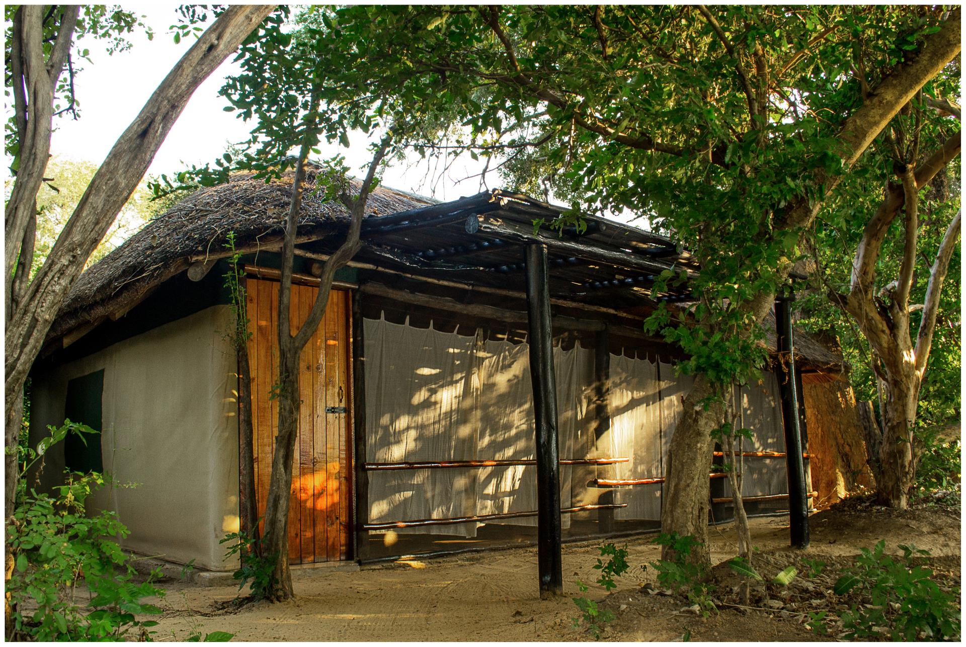 Exterior view of a tented room - Vundu Camp