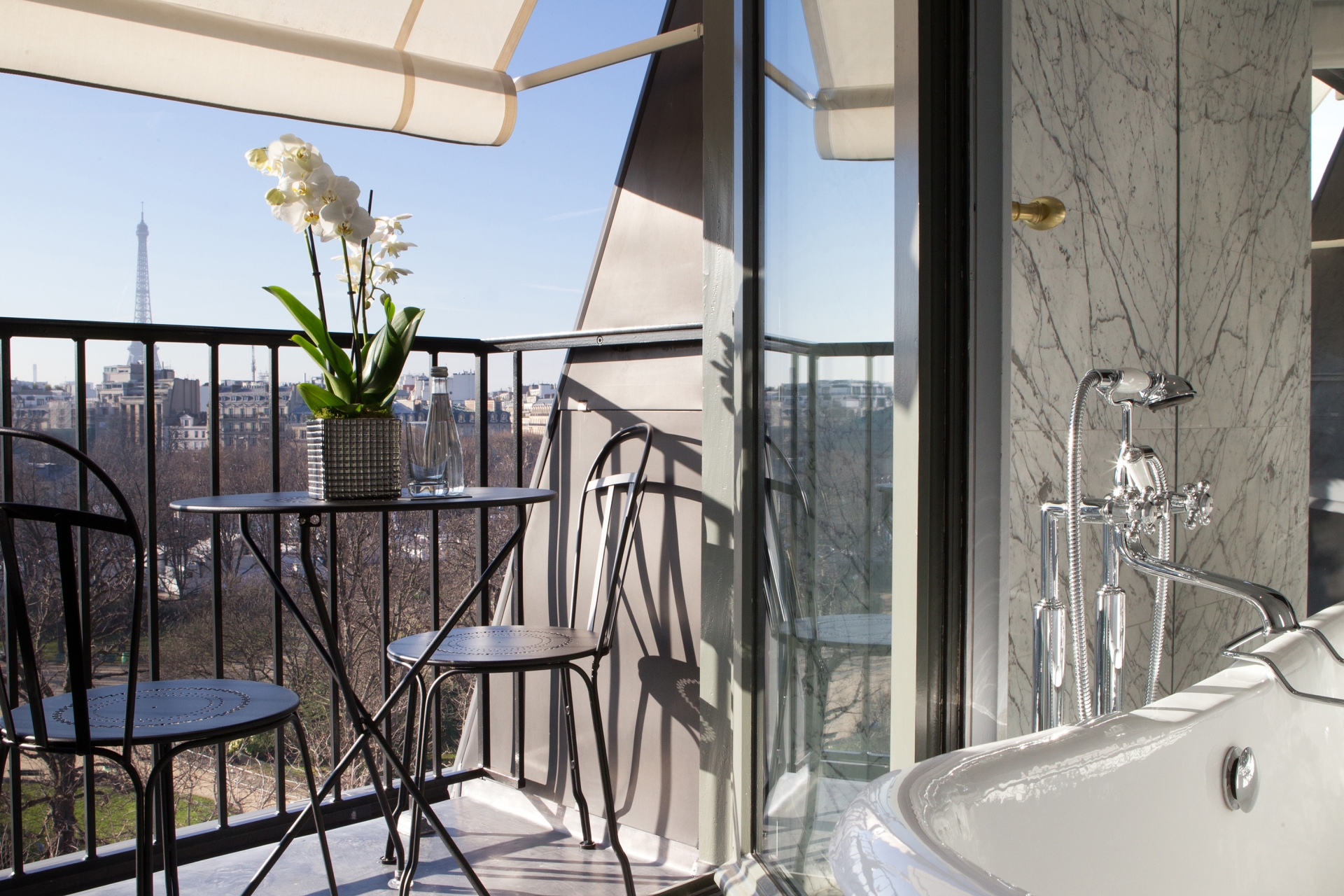 Bathroom with a view - La Reserve Paris