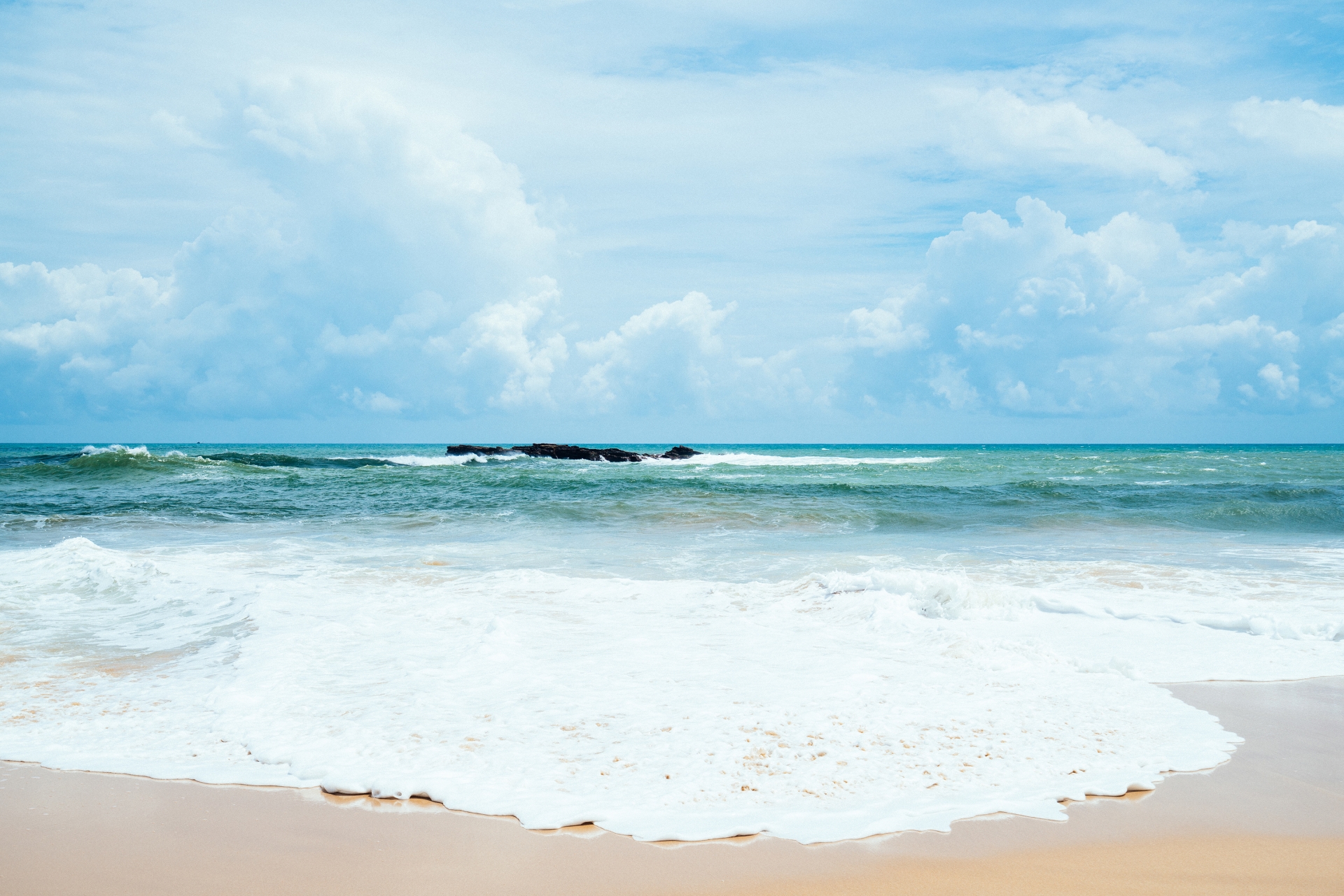 Beach at Tangalle - Much in little: A family journey to Sri Lanka