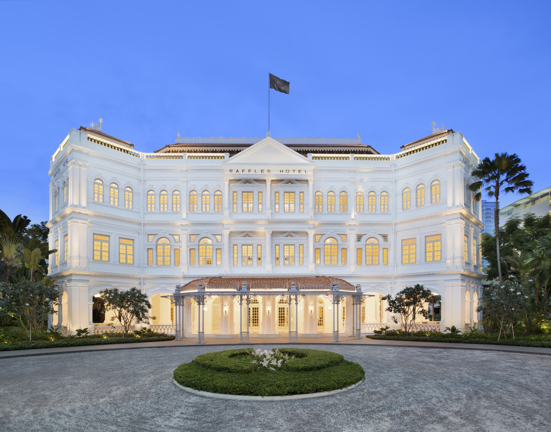 Twilight Exterior - Raffles Hotel Singapore 
